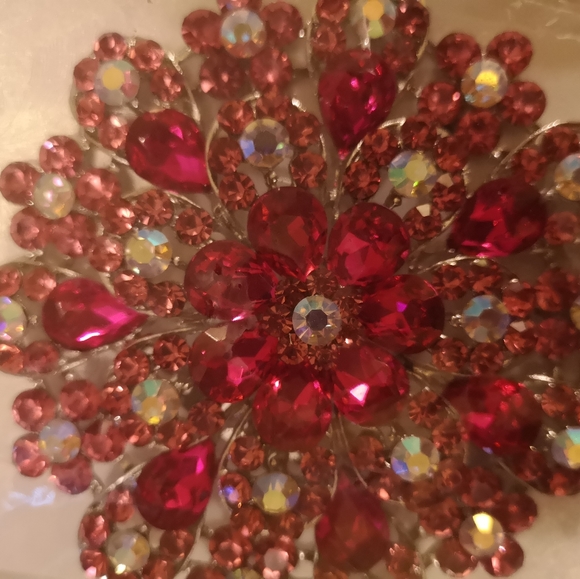 Broch - Picture 1 of 6